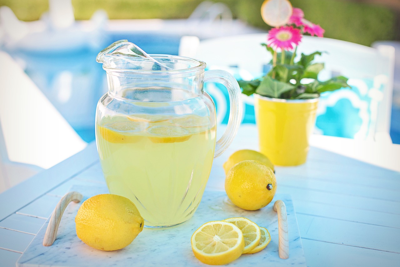 lemonade, lemons, poolside-3571083.jpg